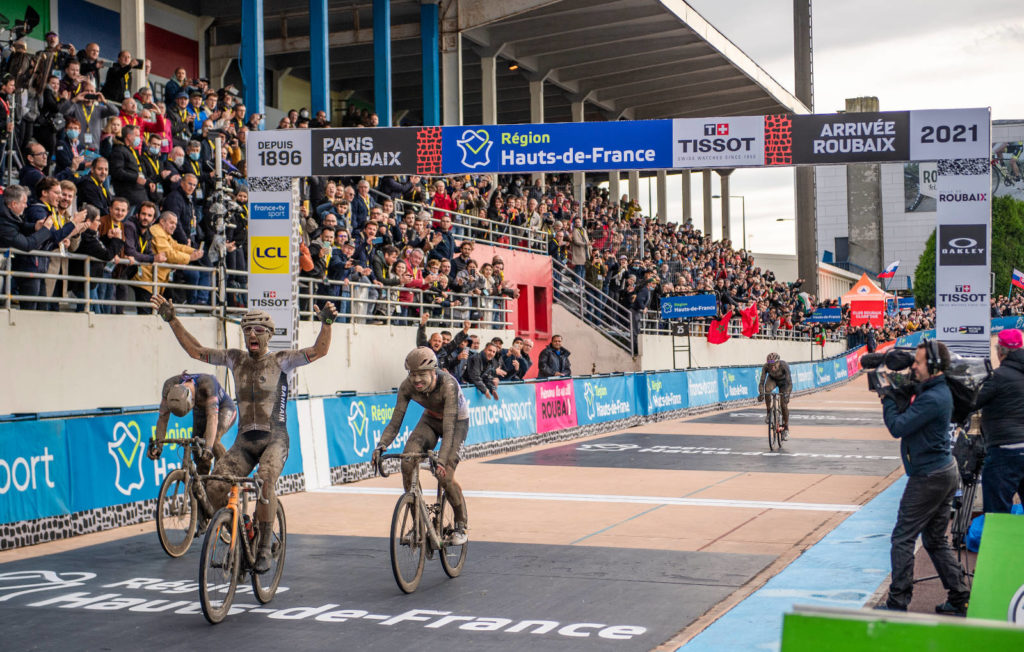 NEL FANGO DELLA ROUBAIX BRILLA SONNY COLBRELLI. CON ALE’!