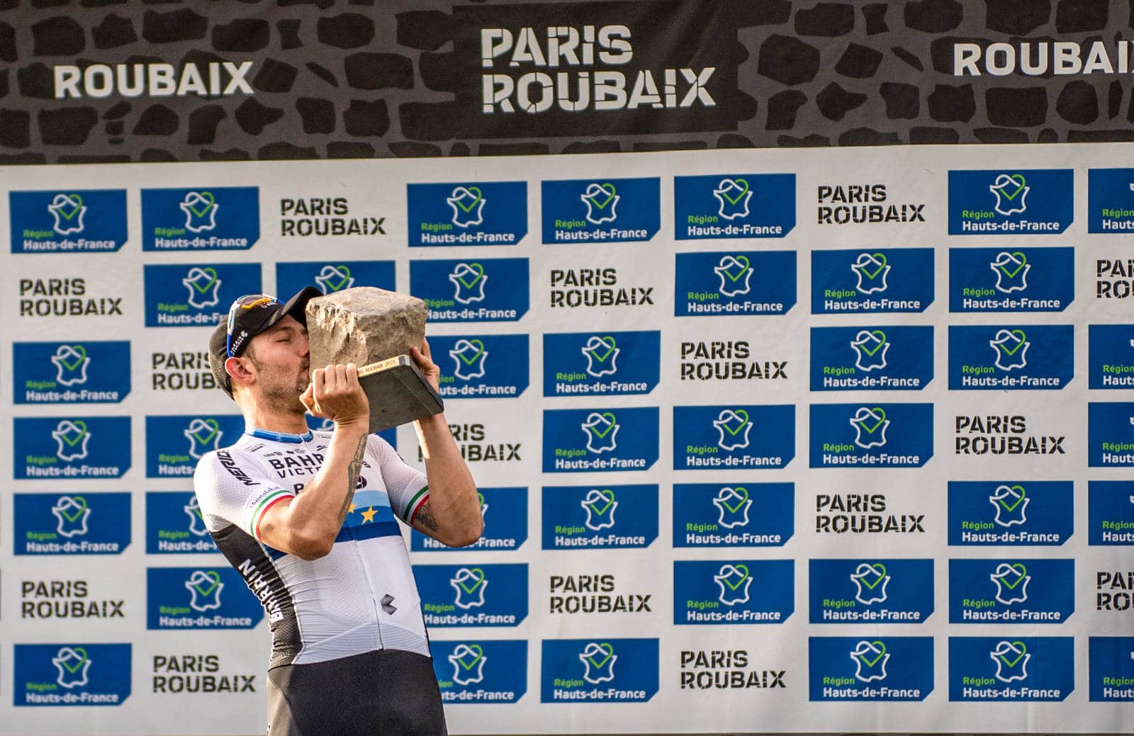 NEL FANGO DELLA ROUBAIX BRILLA SONNY COLBRELLI. CON ALE’!