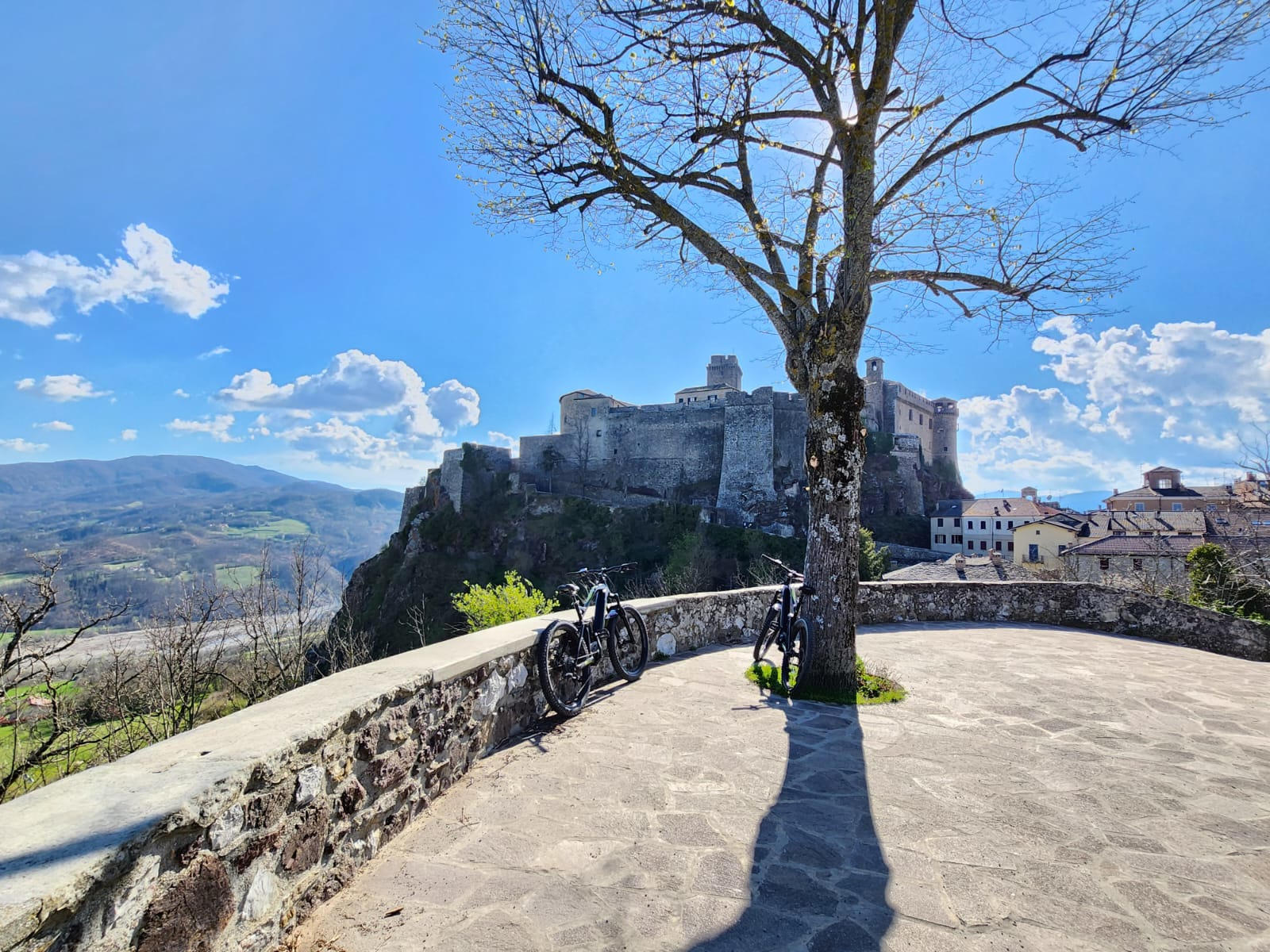 Bardi in bike, un borgo magico tra Via Degli Abati e cascate in alta Val Ceno - Emilia Bike Experience