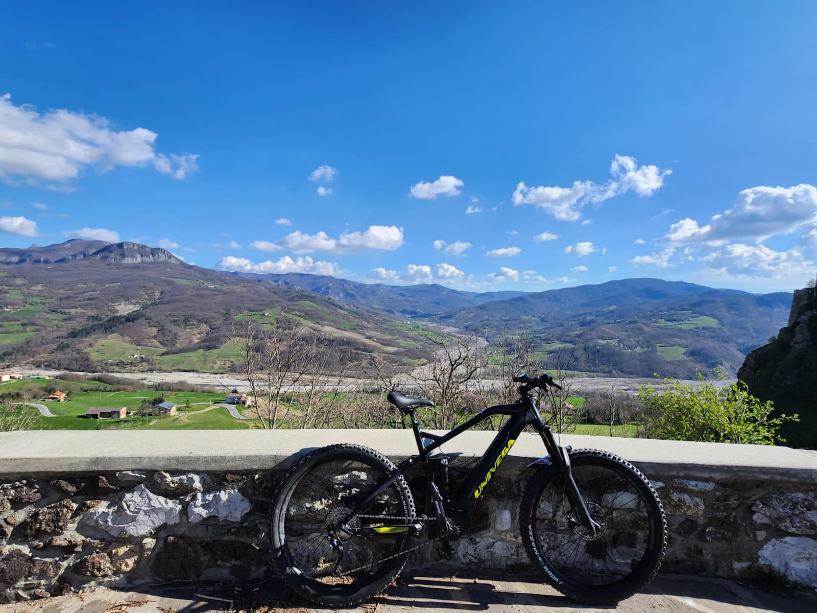 Bardi in bike, un borgo magico tra Via Degli Abati e cascate in alta Val Ceno - Emilia Bike Experience