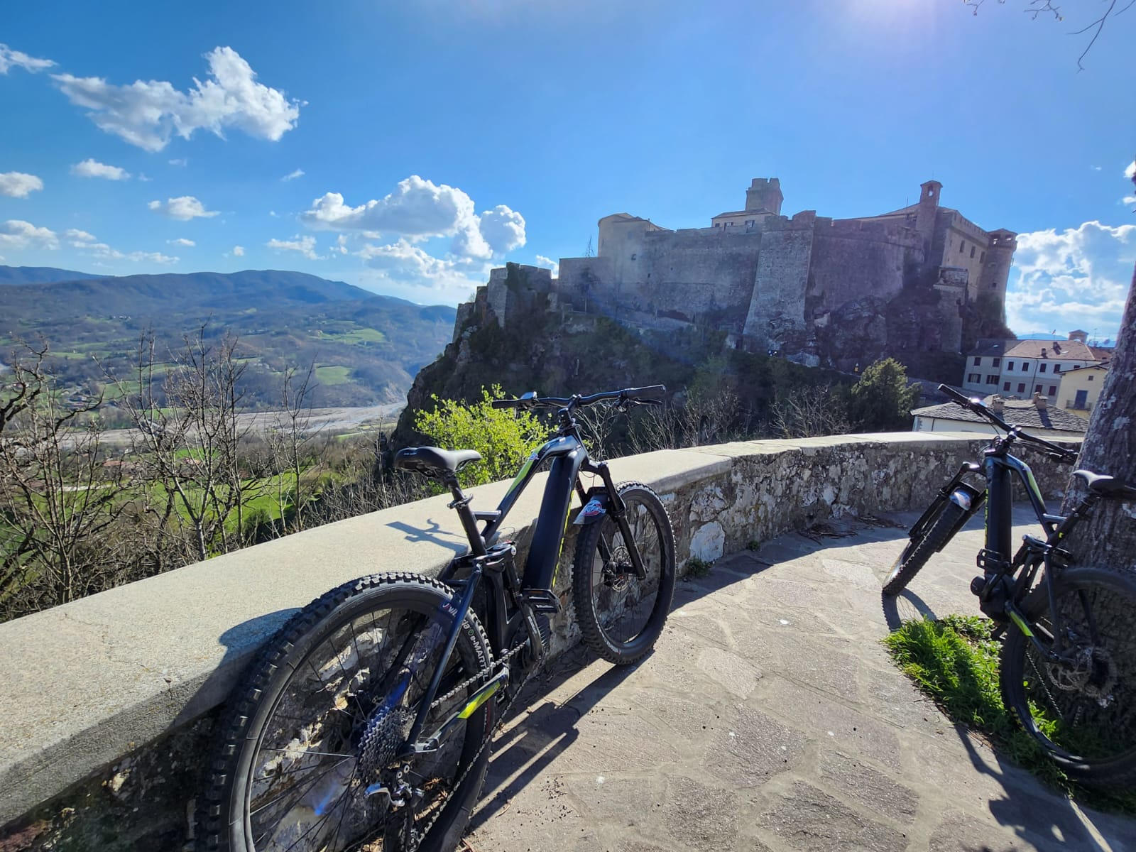 Bardi in bike, un borgo magico tra Via Degli Abati e cascate in alta Val Ceno - Emilia Bike Experience